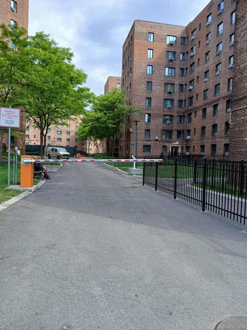 4g-11 Metropolitan Oval, New York, NY, 10462 | Card Image