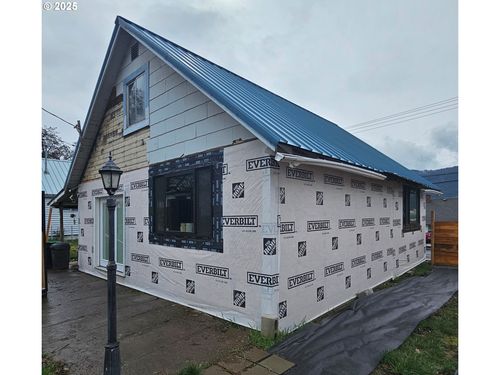 204 N Walnut St, Bingen, WA, 98605-9191 | Card Image