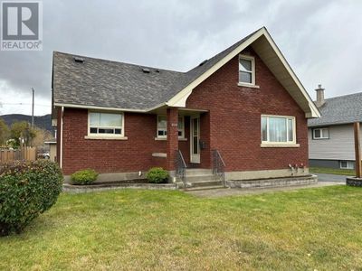 272 Frederica St W, Home with 6 bedrooms, 3 bathrooms and null parking in Thunder Bay ON | Image 1