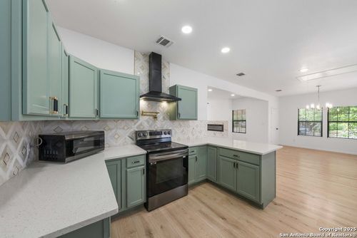 1407 W Mistletoe Ave, San Antonio, TX, 78201-5520 | Card Image