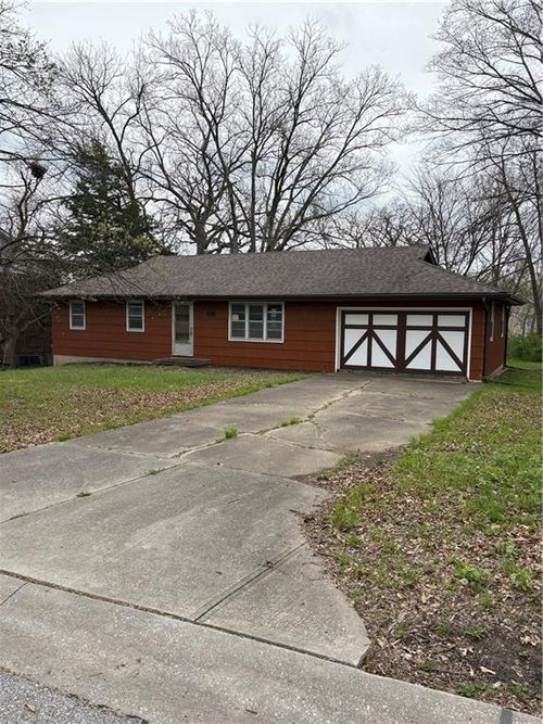 8813 North Rd, Pleasant Valley, MO, 64068-8621 | Card Image