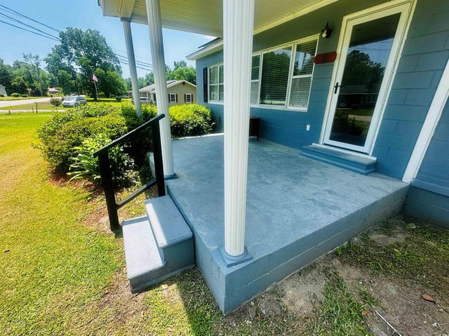 Porch with a yard | Image 4
