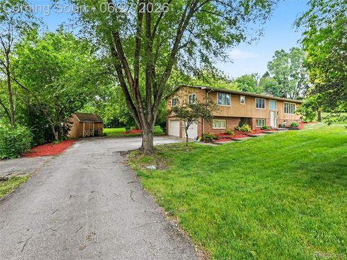 8614 Meadowland Ct, Saline, MI, 48176-9408 | Card Image