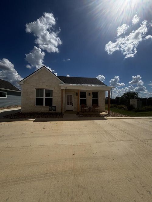 100-802 S Creek St, Fredericksburg, TX, 78624-4888 | Card Image