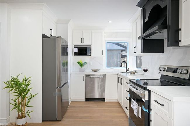 812 10 Th Ave, House other with 5 bedrooms, 2 bathrooms and 5 parking in Hamilton ON | Image 6