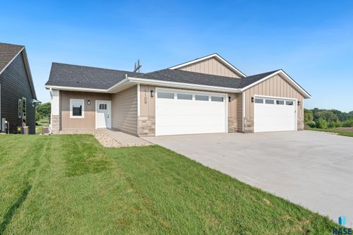 1107 S Foss Ave, Sioux Falls, SD, 57110-8600 | Card Image