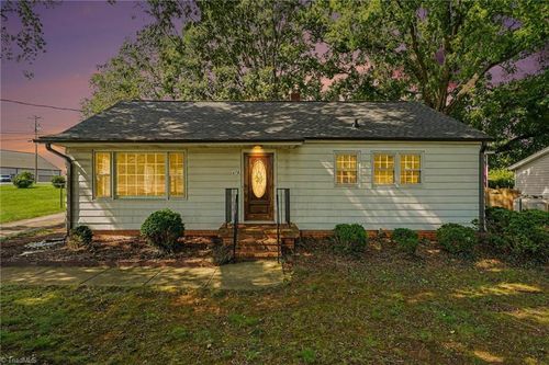 418 Felts Dr, King, NC, 27021-8723 | Card Image