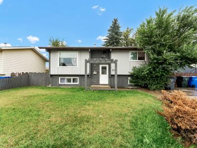 31 Rae Crt Se, House other with 4 bedrooms, 2 bathrooms and 2 parking in Medicine Hat AB | Image 1