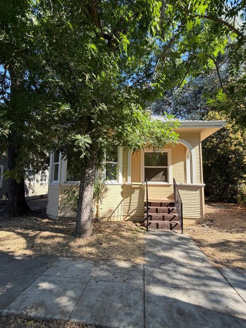 421 E Wyandotte St, Stockton, CA, 95204-6026 | Card Image