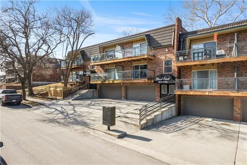 apt-3-4616 Holly St, Kansas City, MO, 64112-1256 | Card Image