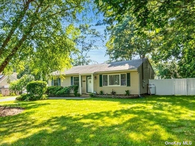 Rowlinson Dr, Shirley, NY 11967