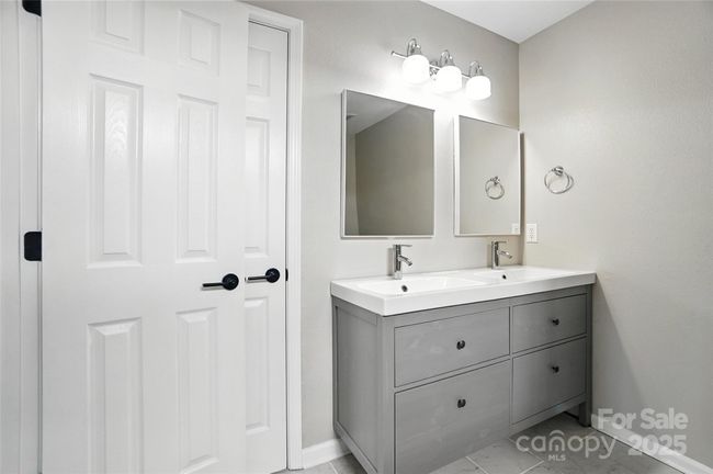 Primary Bathroom | Image 20
