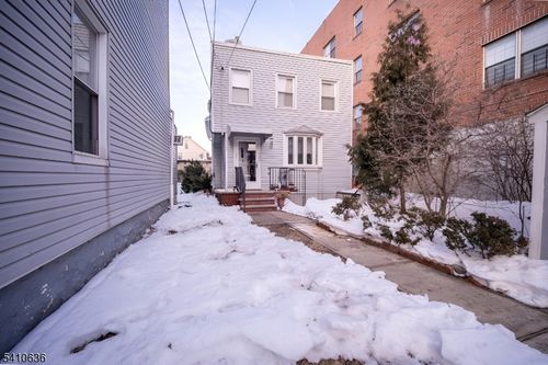 520 26th St, Union City, NJ, 07087-3704 | Card Image