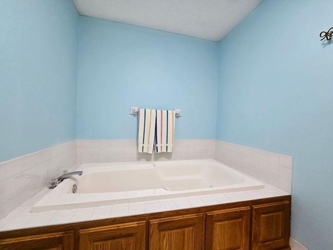 Master bath soaking tub | Image 21