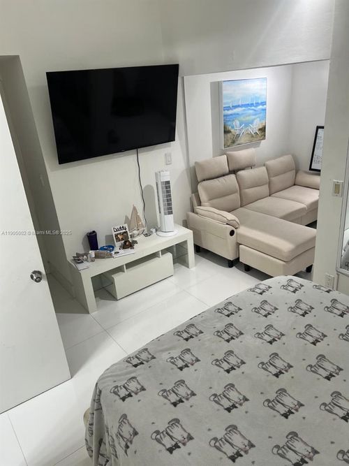 504-246 Poinciana Dr, Sunny Isles Beach, FL, 33160-4517 | Card Image