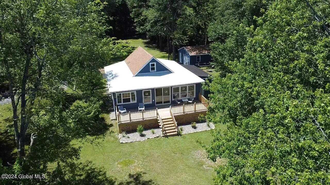 Lake Shore Circle Dr, Nassau, NY 12123