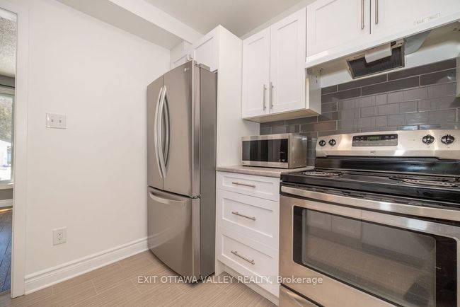 8 Sumac Crt, House other with 4 bedrooms, 2 bathrooms and 3 parking in Deep River ON | Image 11