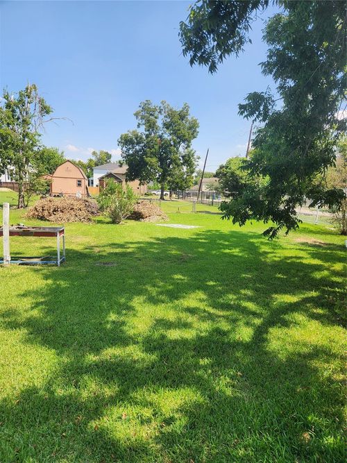 806 E 38th St, Houston, TX, 77022-4704 | Card Image