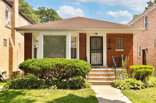 6705 N Sacramento Ave, Chicago, IL, 60645-4222 | Card Image