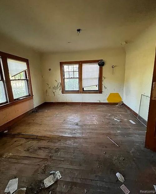 1013 W Hamilton Ave, Flint, MI, 48504-7230 | Card Image