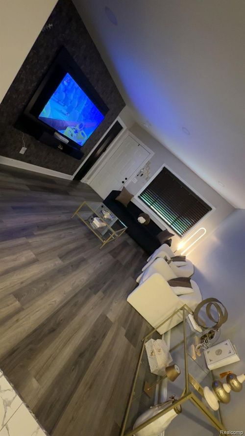 4103 Detroit St, Dearborn Heights, MI, 48125-3207 | Card Image