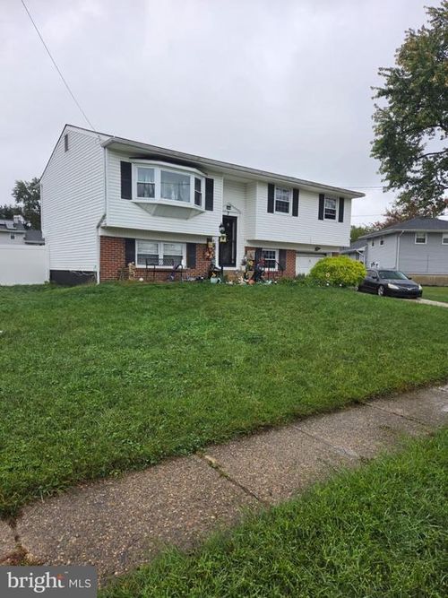 2 Walnut Dr, BURLINGTON, NJ, 08016-3110 | Card Image