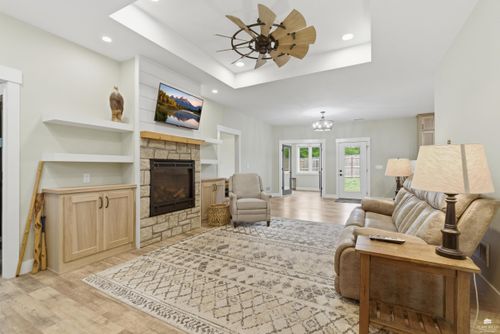 111 Feess Cir, Wamego, KS, 66547-1938 | Card Image