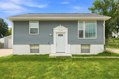3025 29th Ave Sw, Cedar Rapids, IA, 52404-3801 | Card Image