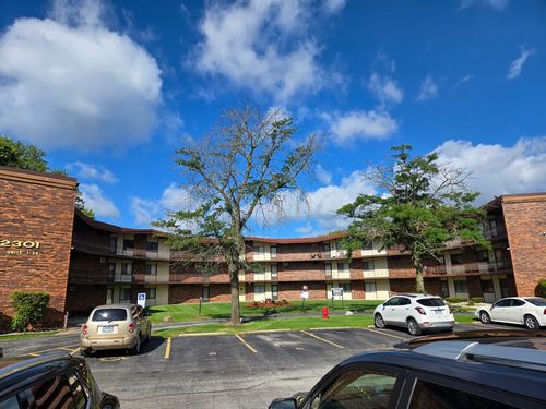 apt-24-2301 Holiday Ter, Lansing, IL, 60438-1645 | Card Image