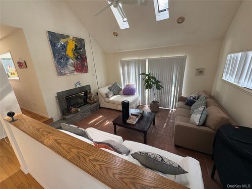 3 Vine St, Hampton Bays, NY, 11946-2330 | Card Image
