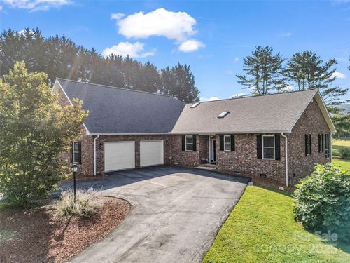 758 Crooked Creek Rd, Hendersonville, NC, 28739-6832 | Card Image