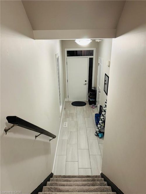 2011 Evans Blvd, London, ON, N6M0J7 | Card Image