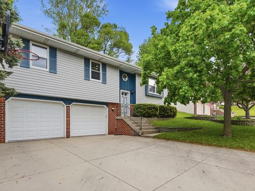 1600 Larkspur Ln, West Bend, WI, 53090-1036 | Card Image