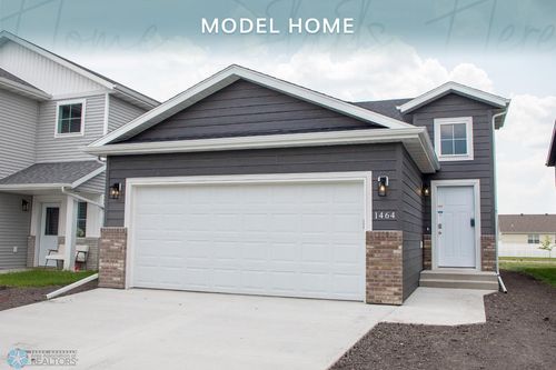1464 69th Ave S, Fargo, ND, 58104-5535 | Card Image