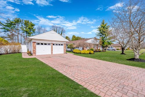 16 Manchester Ln, Stony Brook, NY, 11790-2804 | Card Image