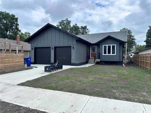 230 8th St, Weyburn, SK, S4H1E2 | Card Image