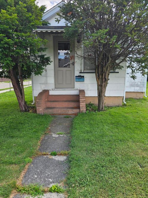 305 Chestnut Ave, Hazel Park, MI, 48030-1325 | Card Image