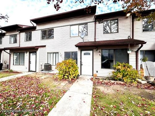 92 Wolkoff Ln, Staten Island, NY, 10303-2915 | Card Image