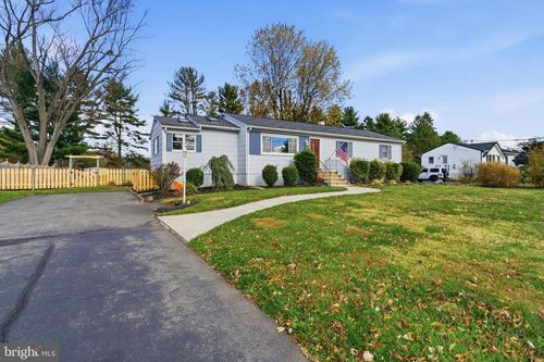 17 Woosamonsa Rd, Pennington, NJ, 08534-3804 | Card Image