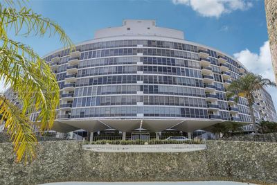 711 - 900 Bay Dr, Condo with 2 bedrooms, 1 bathrooms and null parking in Miami Beach FL | Image 3