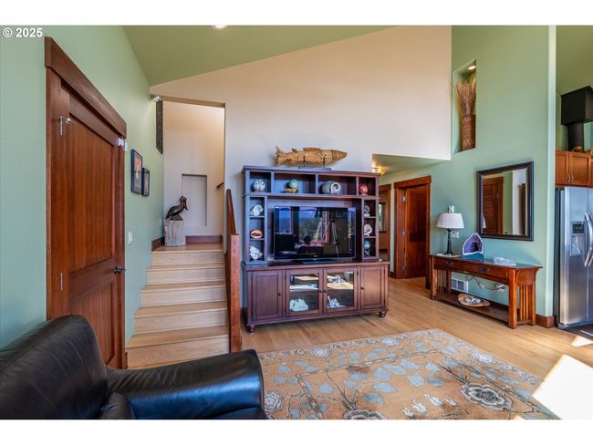 Staircase-To Upper Level | Image 27