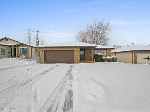 4250 Dawncliff Dr, Brooklyn, OH, 44144-1221 | Card Image