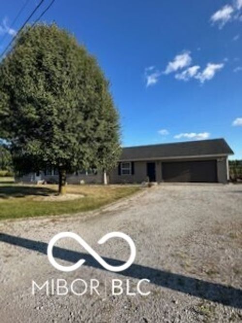 207 Log St, Carthage, IN, 46115-9497 | Card Image