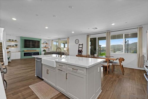 712 Meadowood St., Fallbrook, CA, 92028 | Card Image