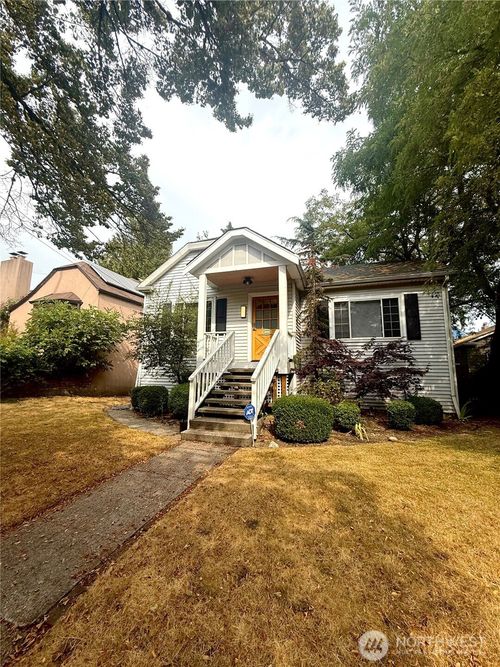 a-8008 Roosevelt Way Ne, Seattle, WA, 98115-4226 | Card Image