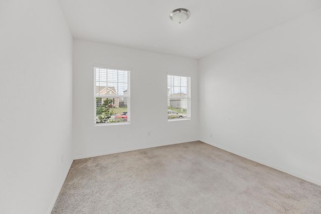 Each guest bedroom offers ample space, making it perfect for family or friends to feel right at home. | Image 18