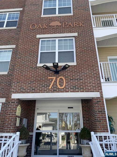 70 Oak St, Rochelle Park, NJ, 07662-4210 | Card Image