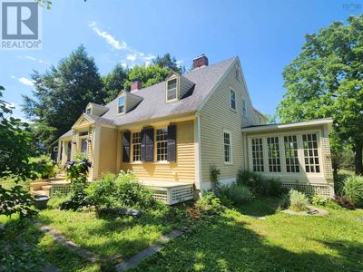 382 Main St, House other with 3 bedrooms, 3 bathrooms and null parking in Liverpool NS | Image 1