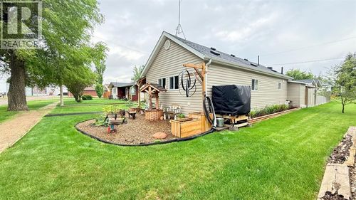 106 1st St W, Lashburn, SK, S0M1H0 | Card Image