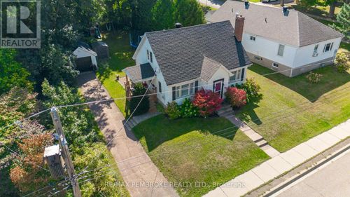 332 Esther St, Pembroke, ON, K8A3C8 | Card Image